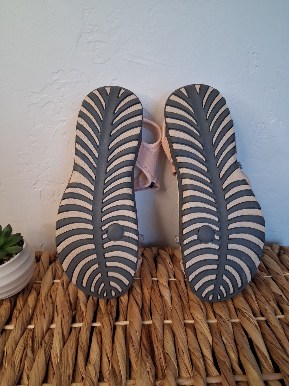 Wanabee Pink & Gray Strappy Athletic Walking Sandals | Size 38 (US 7.5) - Picture 7 of 7
